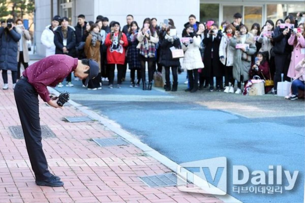 Jung Il Woo xuất ngũ trong vòng tay của người hâm mộ, lập tức quay 'Haechi' cùng Go Ara Ảnh 12