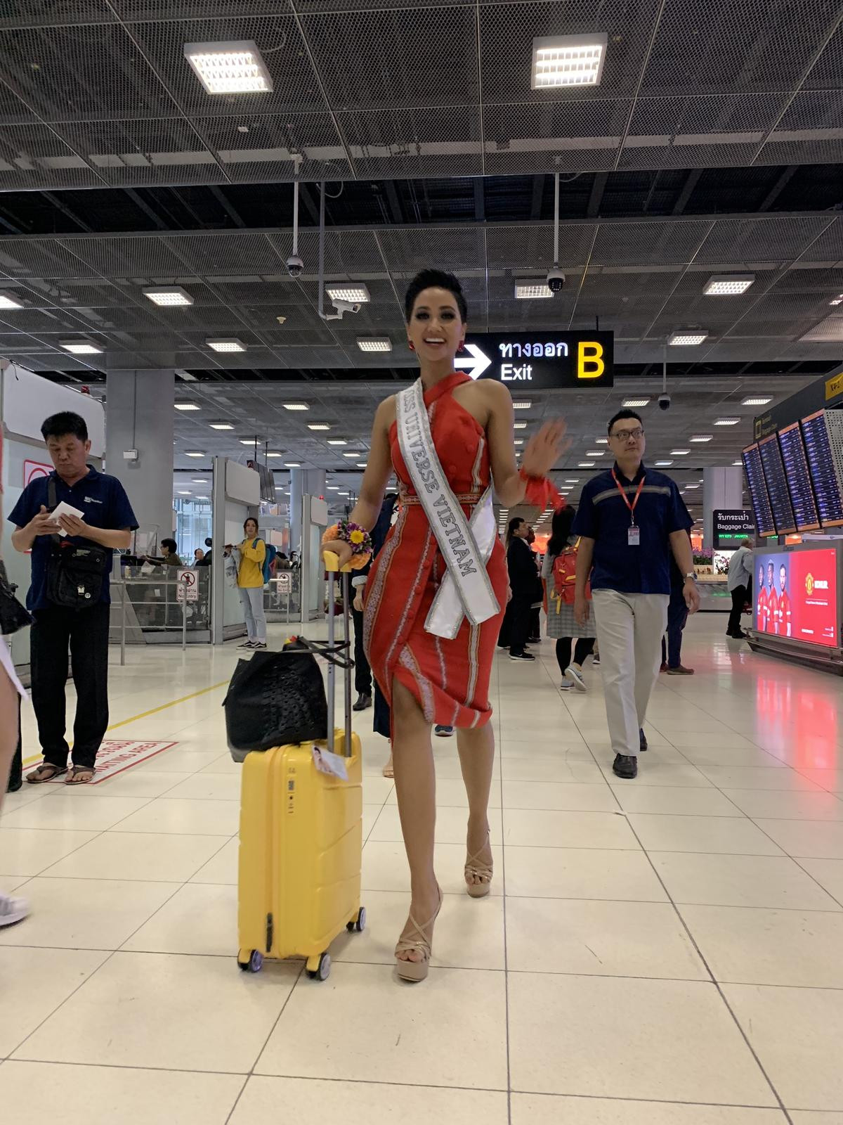 Thay nhanh lên H’Hen Niê nhé, kẻo mặc không kịp ‘núi đồ’ 80 món tại Miss Universe 2018 bây giờ! Ảnh 3