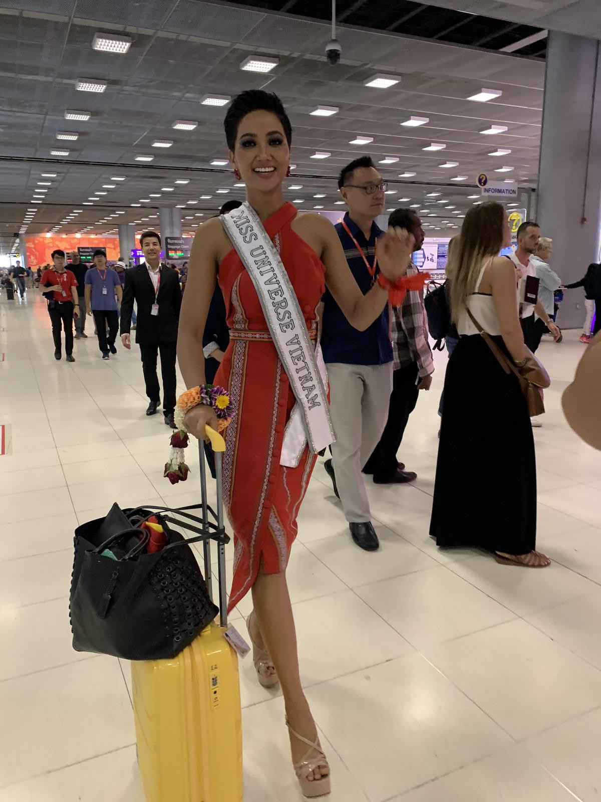 Thay nhanh lên H’Hen Niê nhé, kẻo mặc không kịp ‘núi đồ’ 80 món tại Miss Universe 2018 bây giờ! Ảnh 4