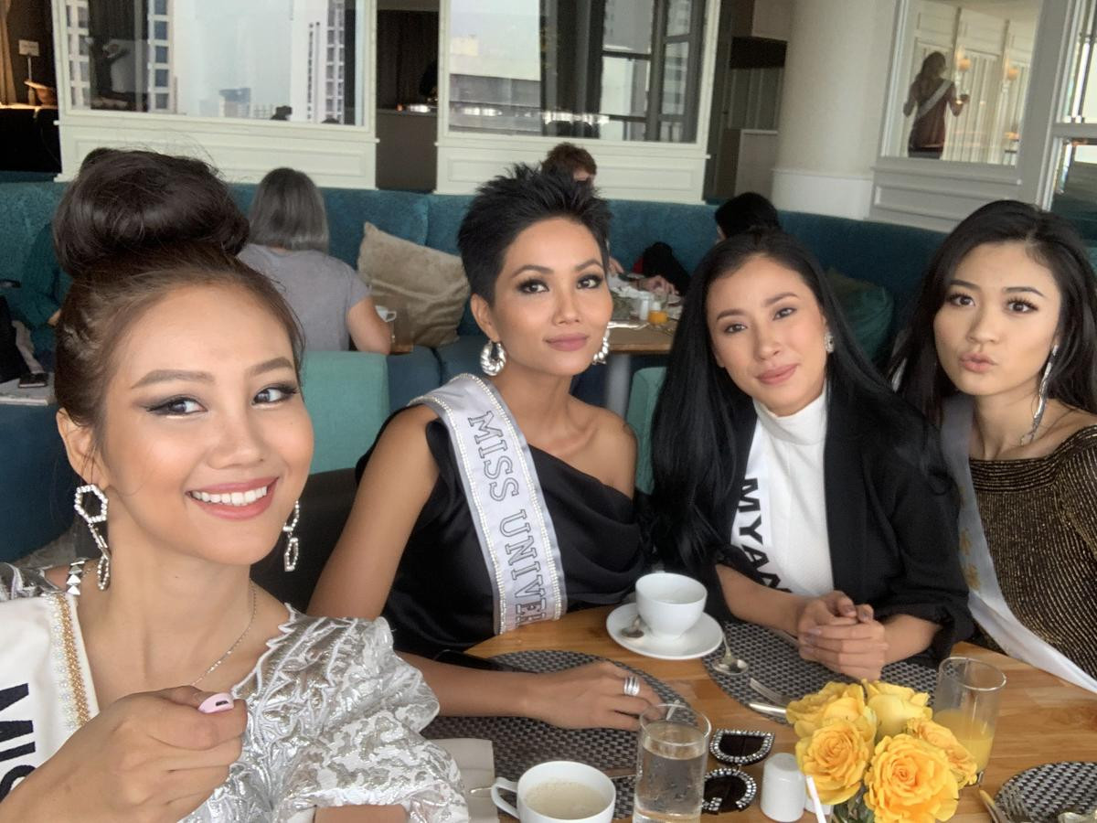 Thay nhanh lên H’Hen Niê nhé, kẻo mặc không kịp ‘núi đồ’ 80 món tại Miss Universe 2018 bây giờ! Ảnh 9