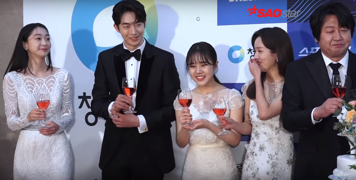 Han Ji Min - Nam Joo Hyuk tình tứ nắm tay, lộ ảnh hậu trường đầu tiên trong 'Dazzling' Ảnh 7