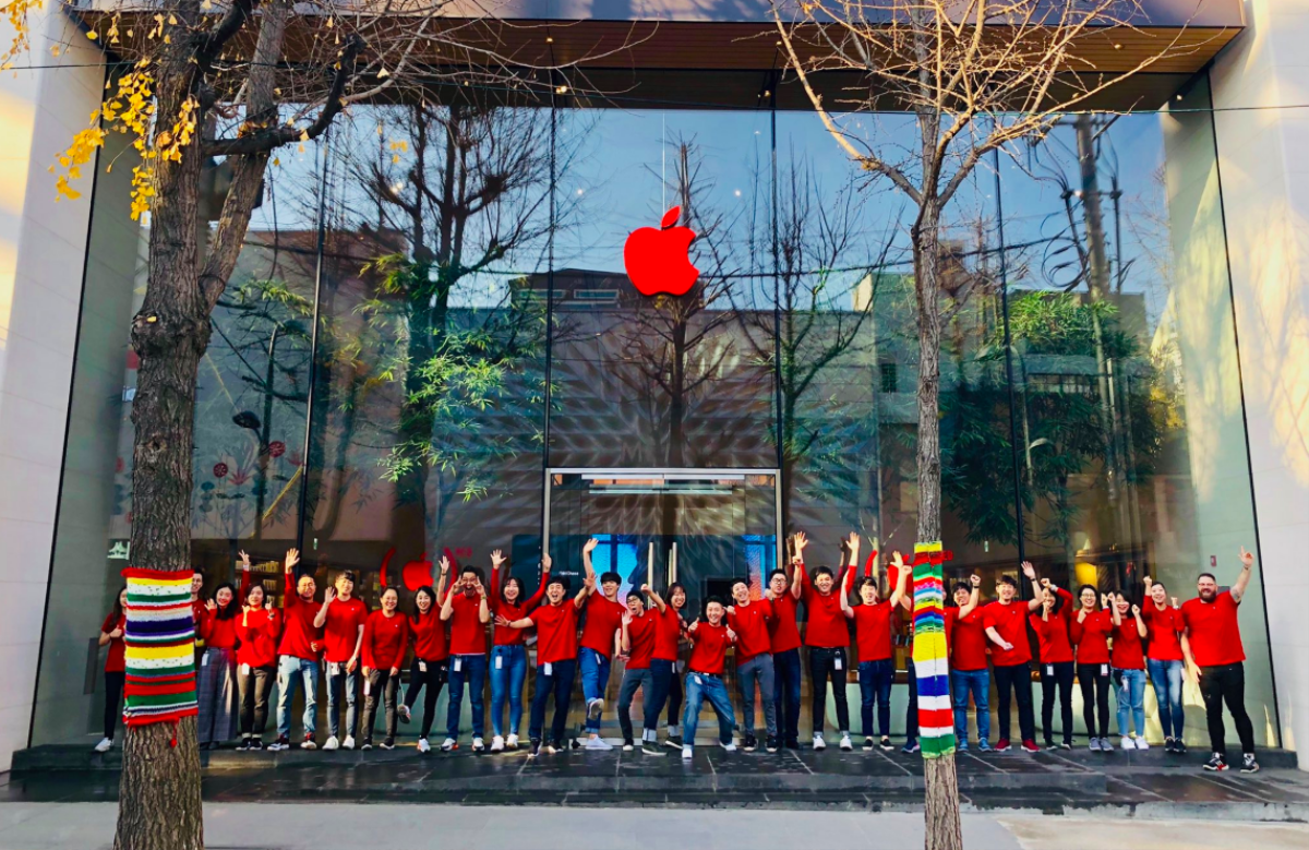 Logo 'táo khuyết' tại Apple Store khắp nơi trên thế giới đang chuyển sang màu đỏ, đây là lý do vì sao Ảnh 1