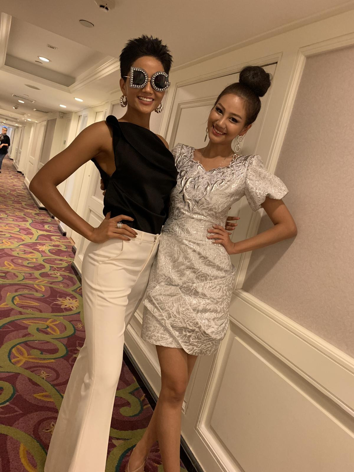 Miss Universe 2018 cũng có couple Việt - Hàn: H'Hen Niê và chị 'củ sâm' đáng yêu vô đối Ảnh 2