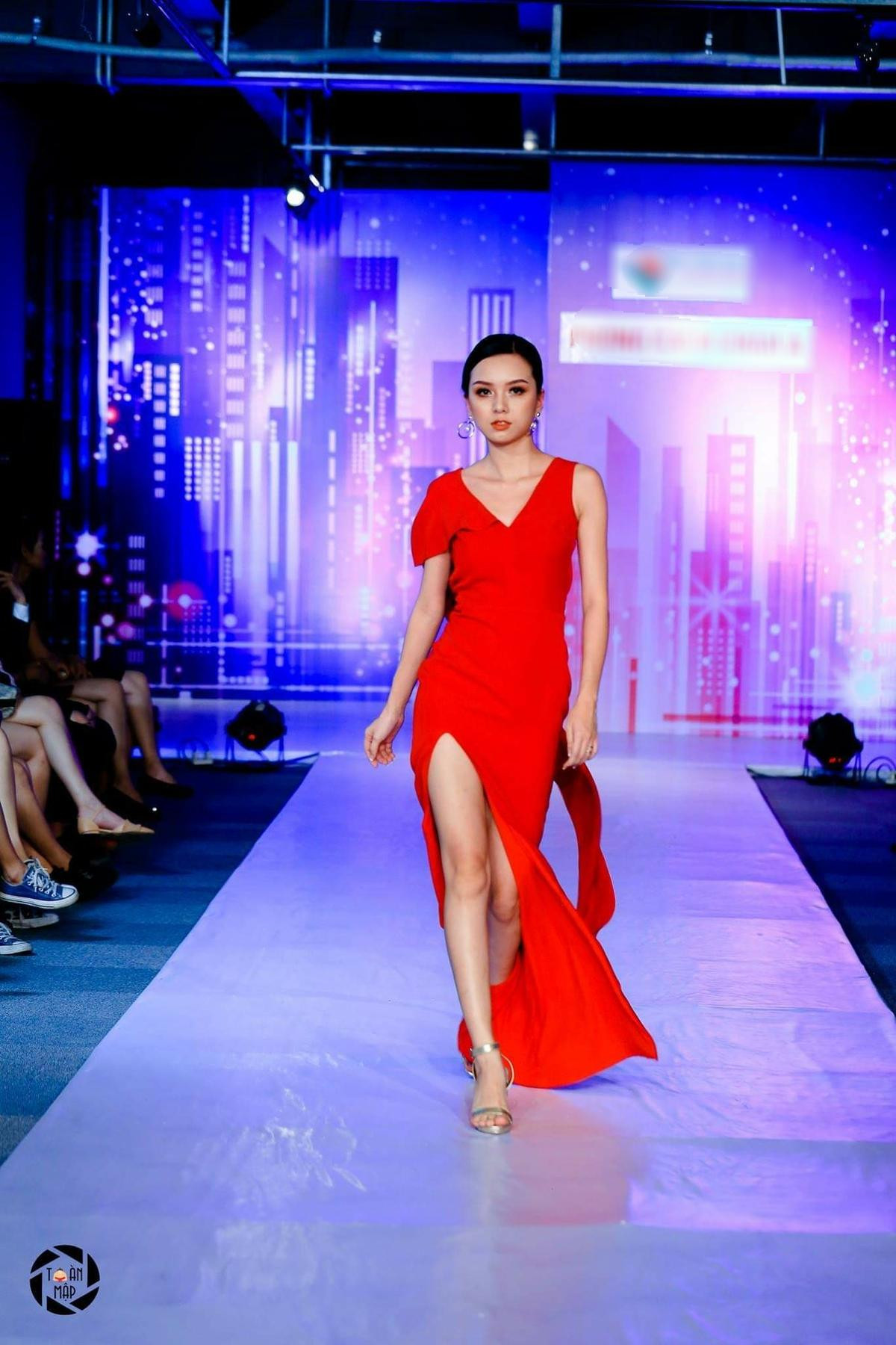 Diện đầm đỏ như hộp quà Noel, em gái Vũ Hoàng Điệp thả dáng catwalk cực đỉnh Ảnh 3