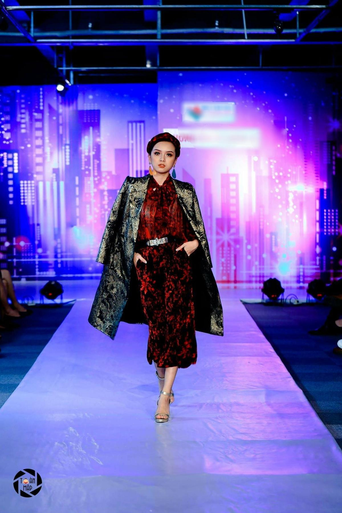 Diện đầm đỏ như hộp quà Noel, em gái Vũ Hoàng Điệp thả dáng catwalk cực đỉnh Ảnh 4