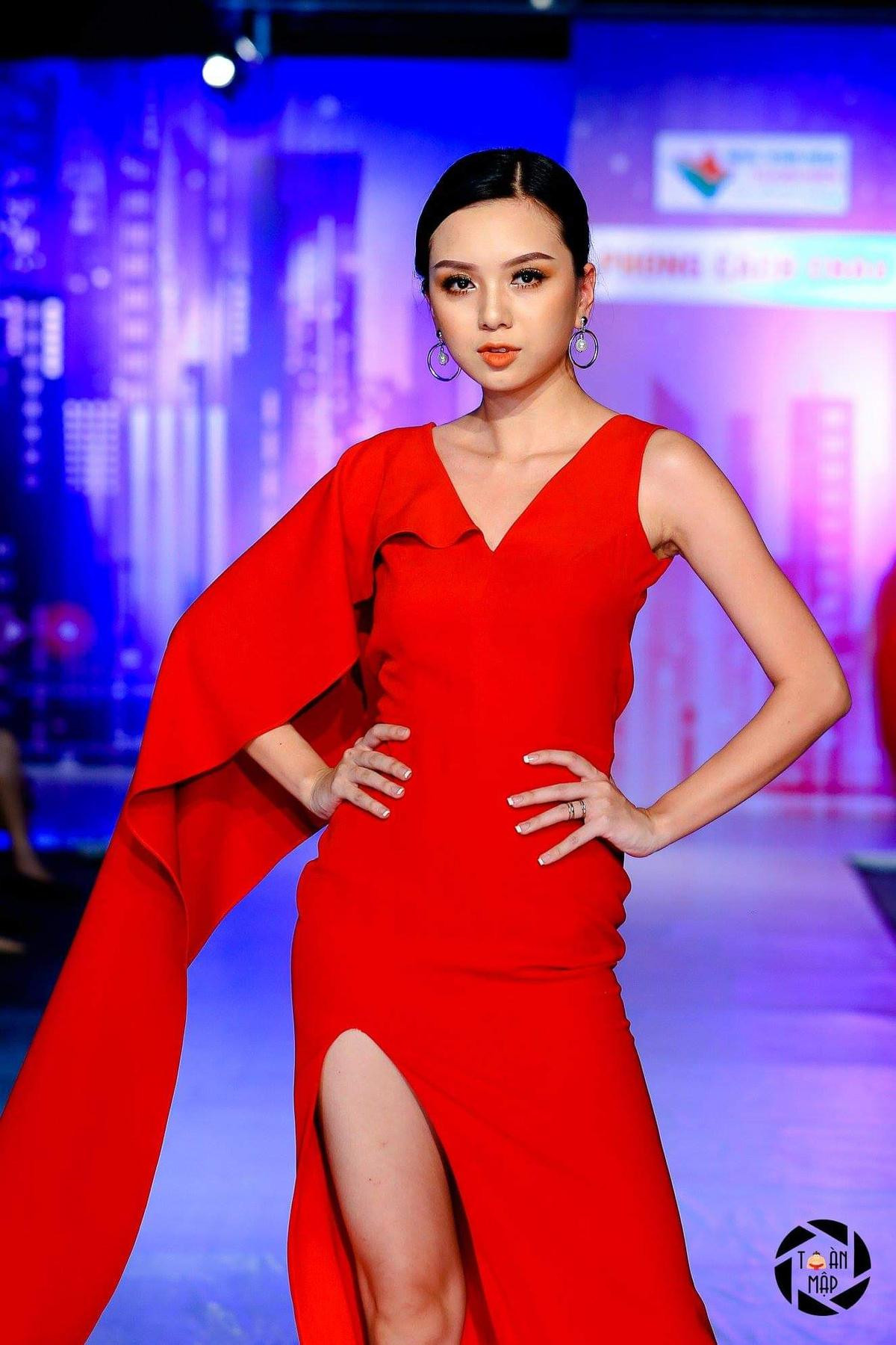 Diện đầm đỏ như hộp quà Noel, em gái Vũ Hoàng Điệp thả dáng catwalk cực đỉnh Ảnh 1