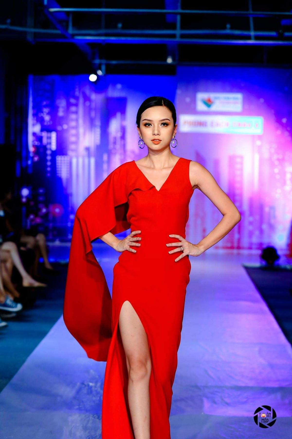 Diện đầm đỏ như hộp quà Noel, em gái Vũ Hoàng Điệp thả dáng catwalk cực đỉnh Ảnh 2