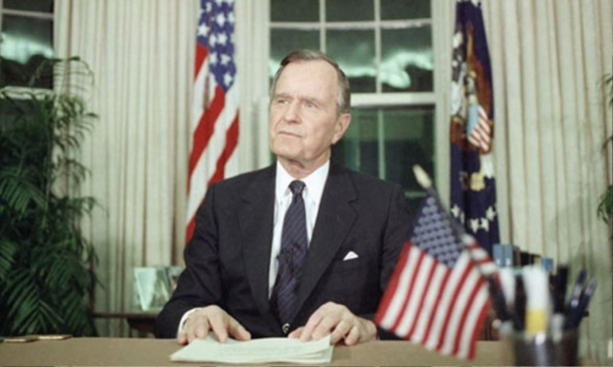 Ông Trump điều Không lực Một chở thi hài cố Tổng thống George H.W. Bush tới Washington Ảnh 1