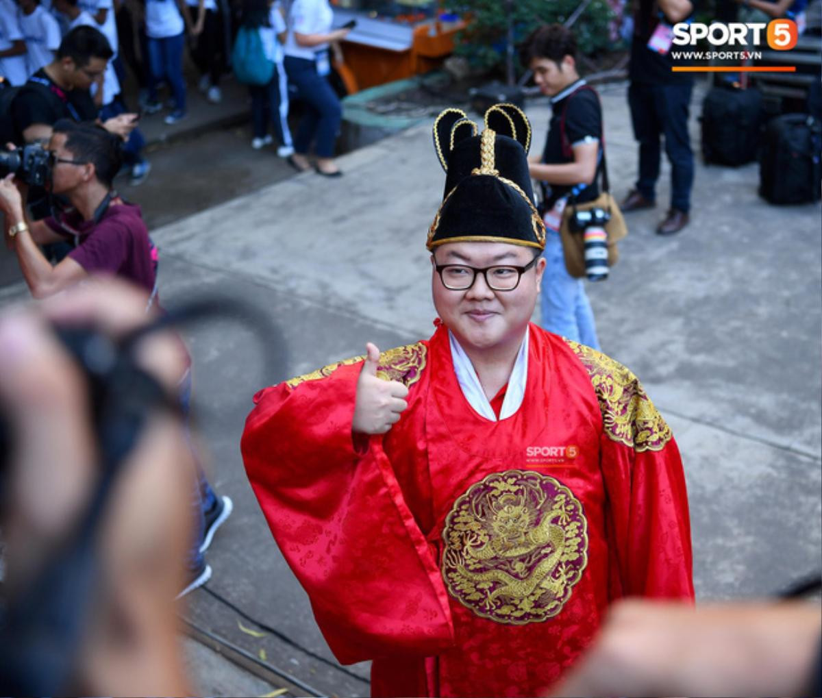 'Hoàng thượng' Hàn Quốc được fan girl Việt Nam chăm sóc nhiệt tình Ảnh 4