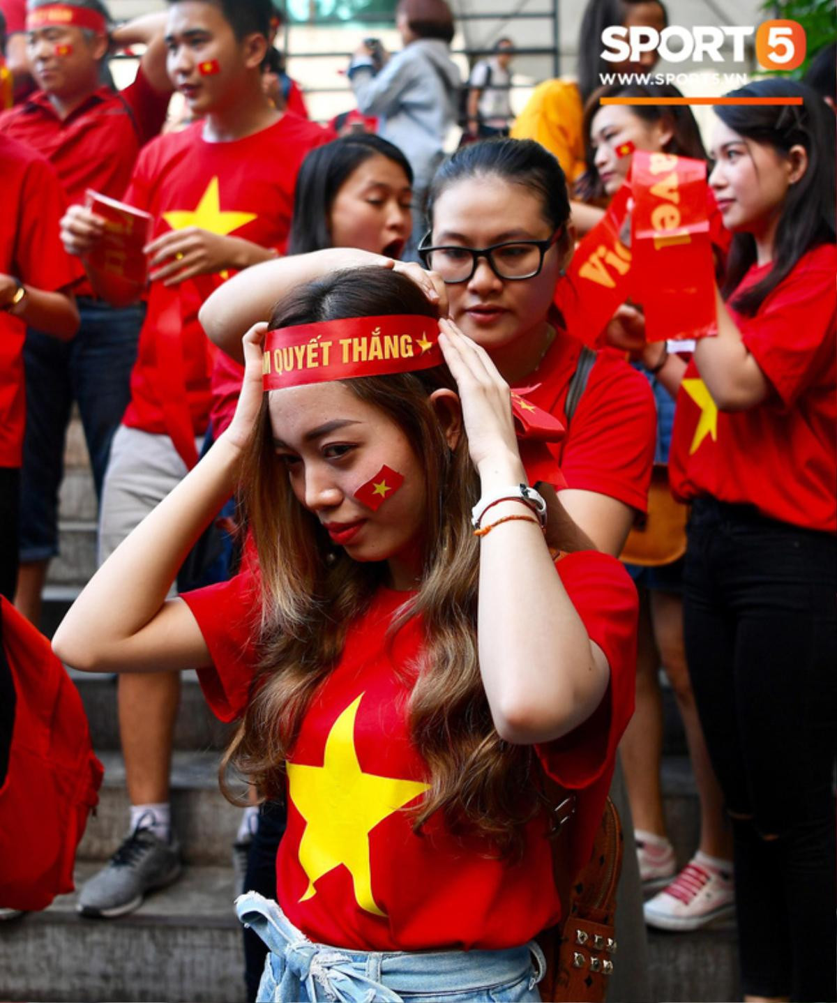 'Hoàng thượng' Hàn Quốc được fan girl Việt Nam chăm sóc nhiệt tình Ảnh 9