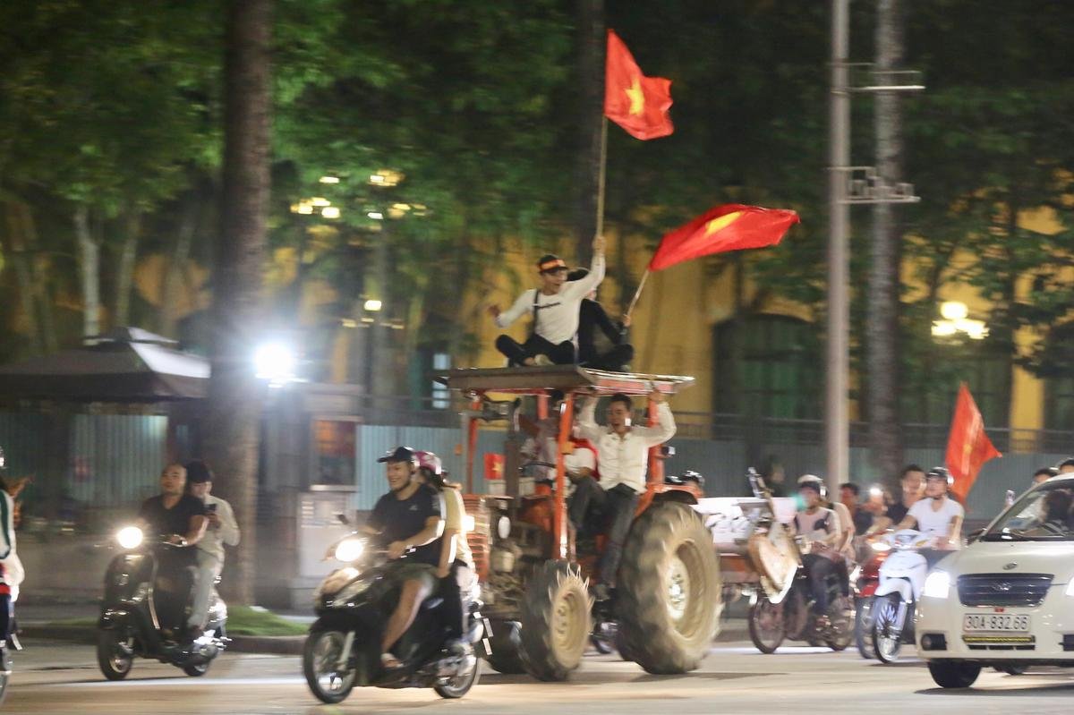 Máy cày, xe ben cùng hàng triệu CĐV xuống đường đón bão mừng chiến thắng đội tuyển Việt Nam trước Philippines Ảnh 8