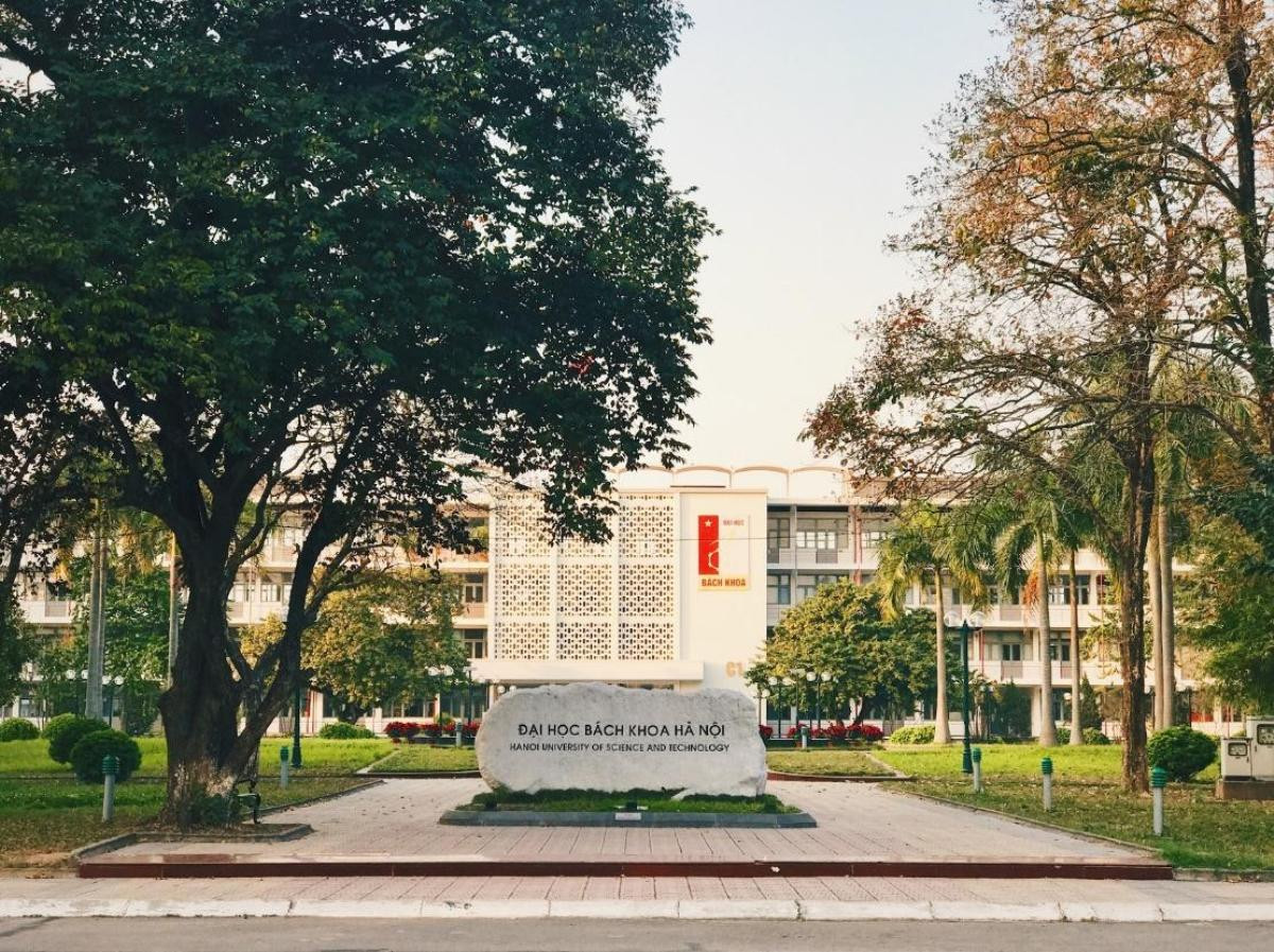 Nhân mùa phong lá đỏ, đi tìm những ngôi trường có mùa lá đổi màu đẹp nhất Việt Nam, lên hình xinh như ở trời Tây Ảnh 11