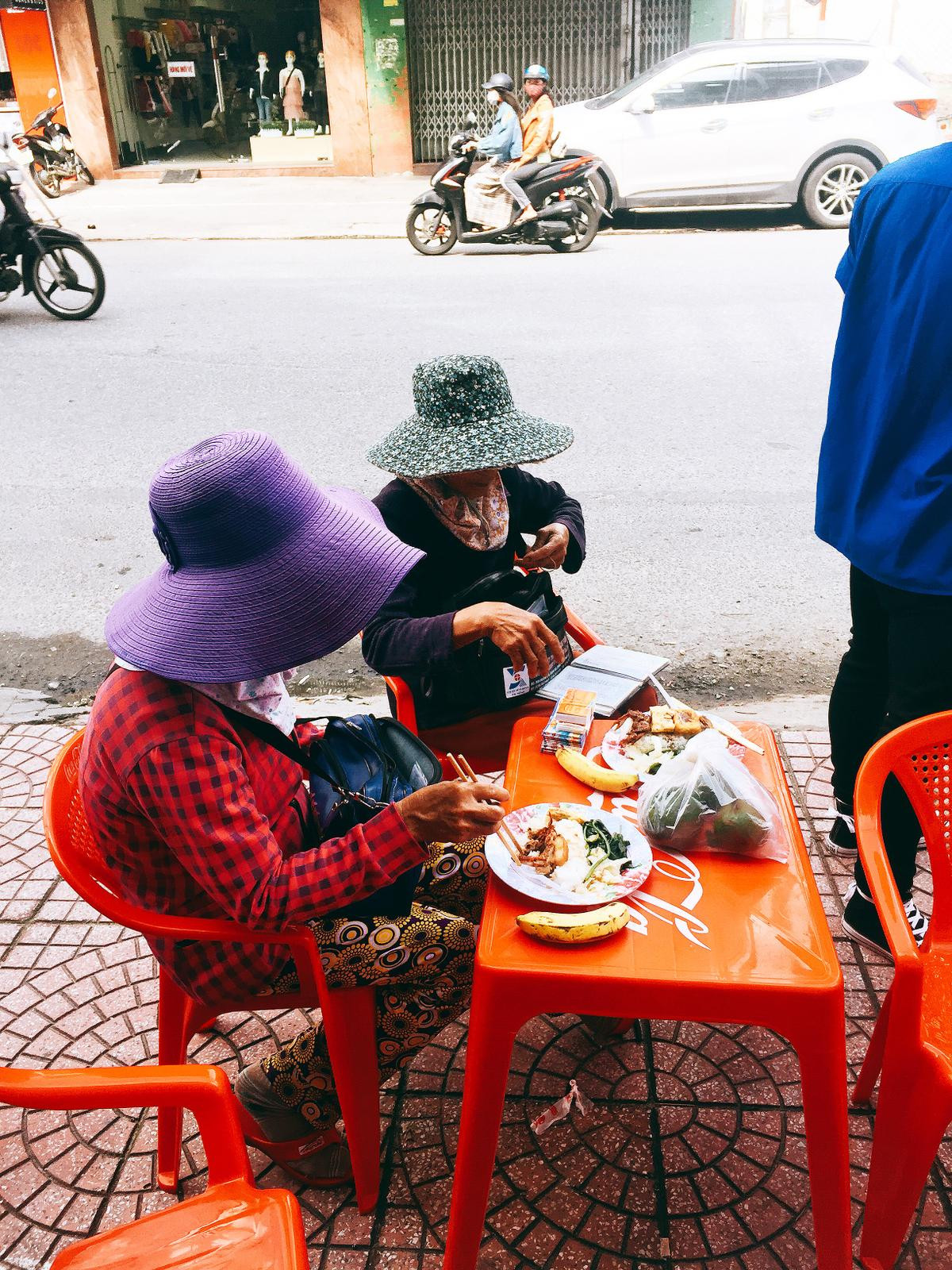 Ấm lòng với hàng trăm suất cơm 2k dành cho người nghèo của sinh viên tình nguyện ở Đà Nẵng Ảnh 5