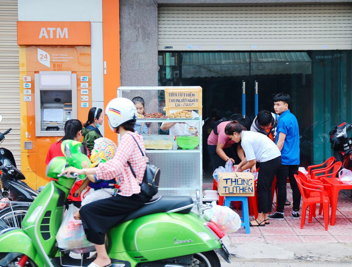 Ấm lòng với hàng trăm suất cơm 2k dành cho người nghèo của sinh viên tình nguyện ở Đà Nẵng Ảnh 3