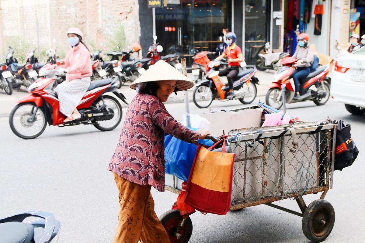 Ấm lòng với hàng trăm suất cơm 2k dành cho người nghèo của sinh viên tình nguyện ở Đà Nẵng Ảnh 2