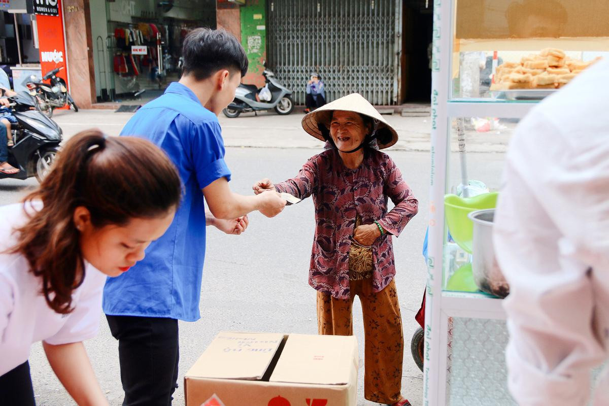 Ấm lòng với hàng trăm suất cơm 2k dành cho người nghèo của sinh viên tình nguyện ở Đà Nẵng Ảnh 1