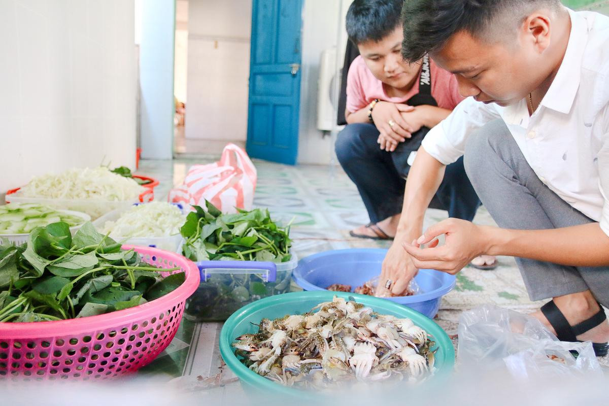 Ấm lòng với hàng trăm suất cơm 2k dành cho người nghèo của sinh viên tình nguyện ở Đà Nẵng Ảnh 6