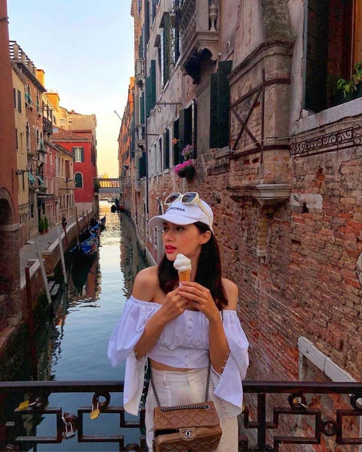 Diện đồ street-style, Hương Giang hóa 'soái tỷ' bên sông Venice Ảnh 8