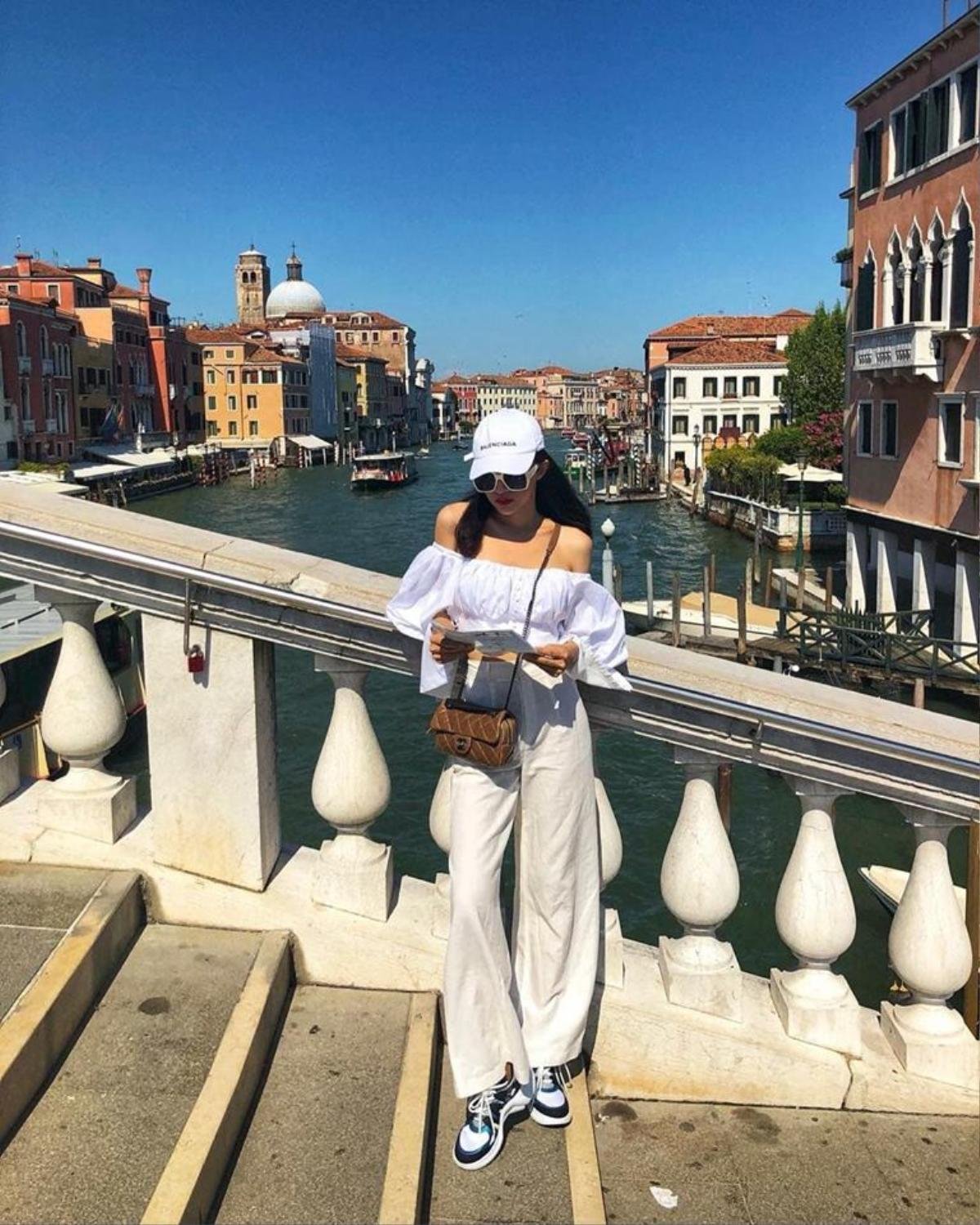 Diện đồ street-style, Hương Giang hóa 'soái tỷ' bên sông Venice Ảnh 11