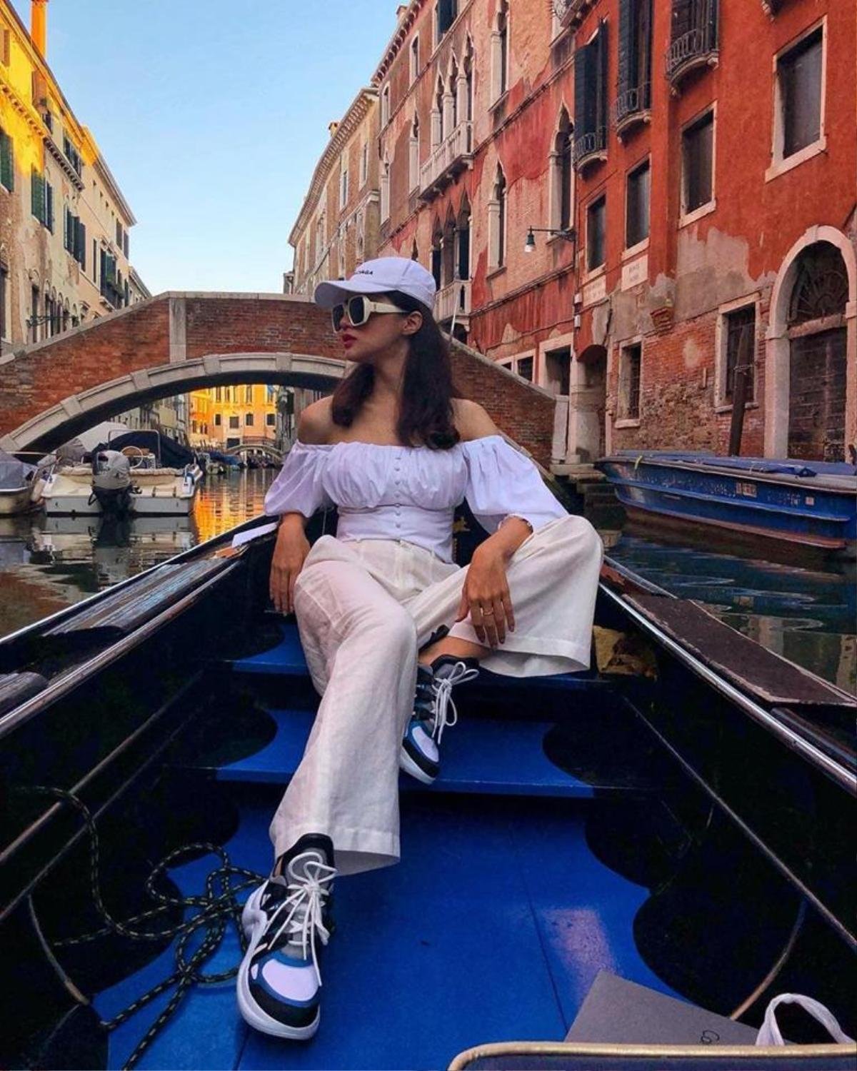 Diện đồ street-style, Hương Giang hóa 'soái tỷ' bên sông Venice Ảnh 12