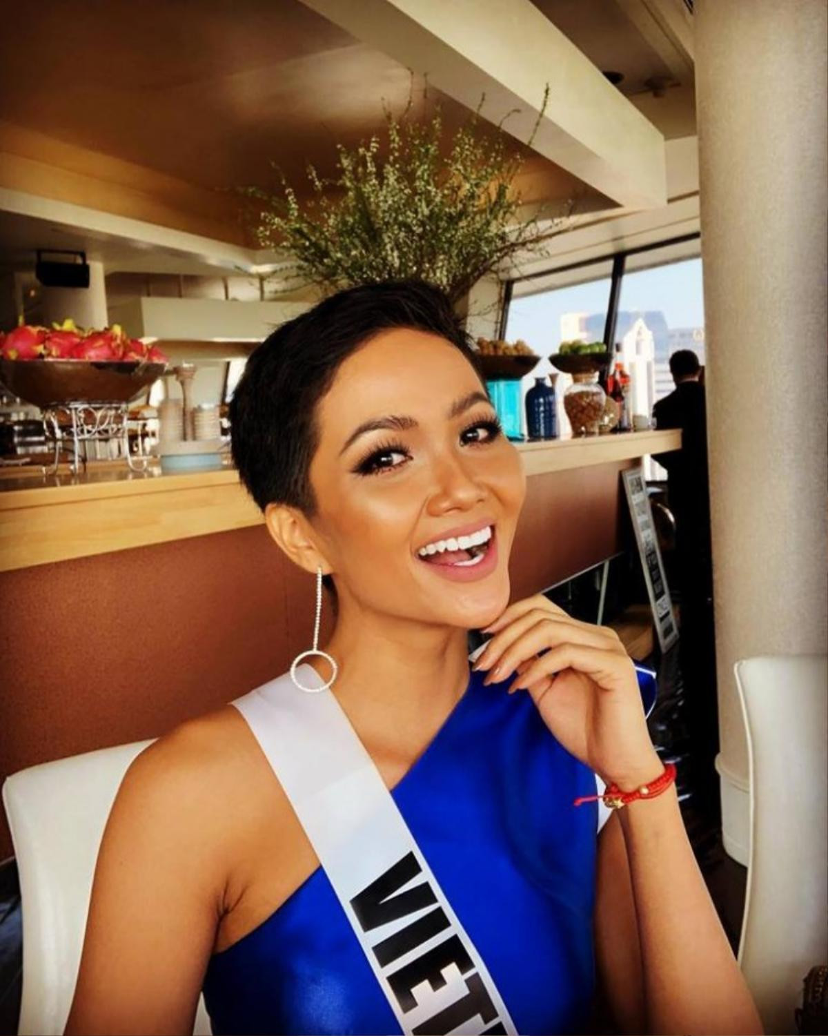 Hở đủ rồi, H'Hen Niê nhanh chóng biến hóa 'kín cổng cao tường' khi đi chùa tại Miss Universe 2018 Ảnh 4