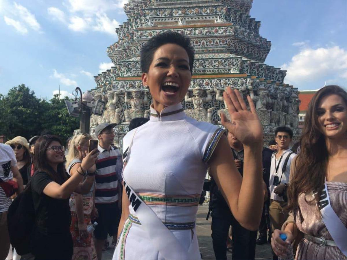 Hở đủ rồi, H'Hen Niê nhanh chóng biến hóa 'kín cổng cao tường' khi đi chùa tại Miss Universe 2018 Ảnh 1