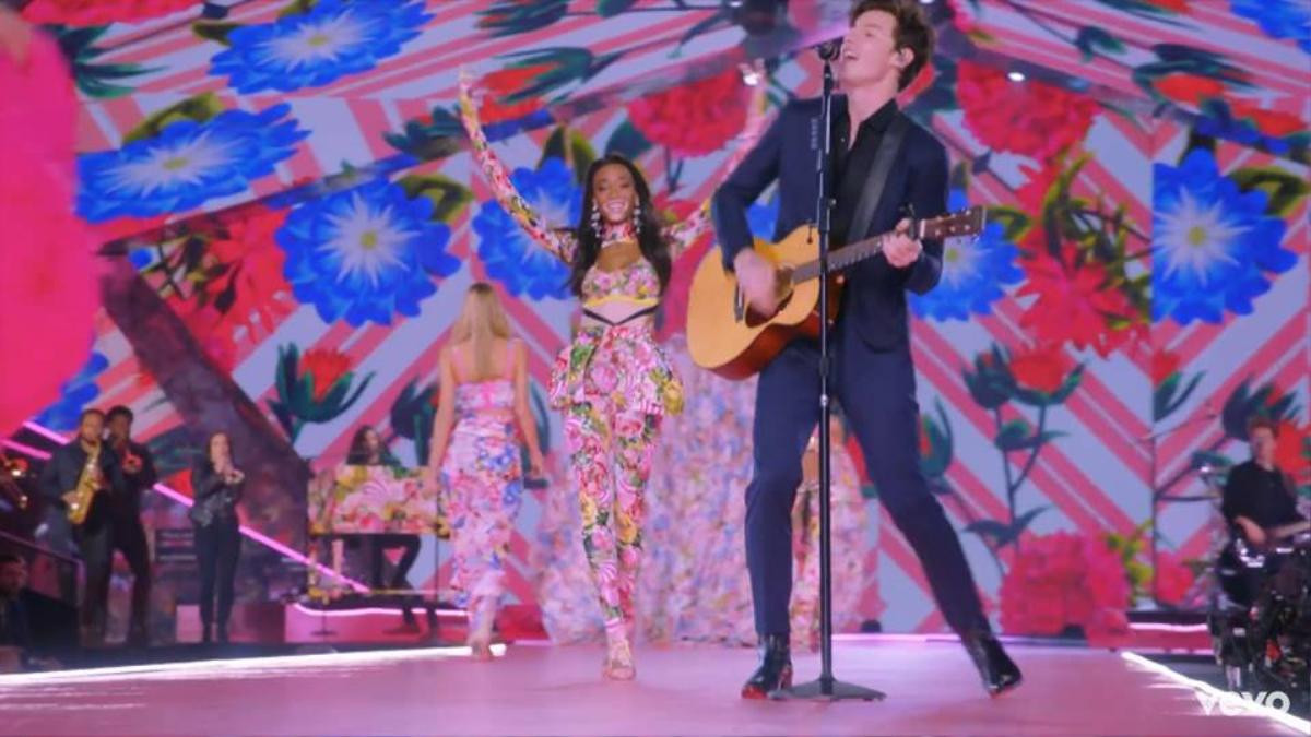 Ngắm 'nam thần' Shawn Mendes mòn mắt, thêm dàn Victoria's Secret phụ hoạ: con dân sao chịu thấu? Ảnh 1