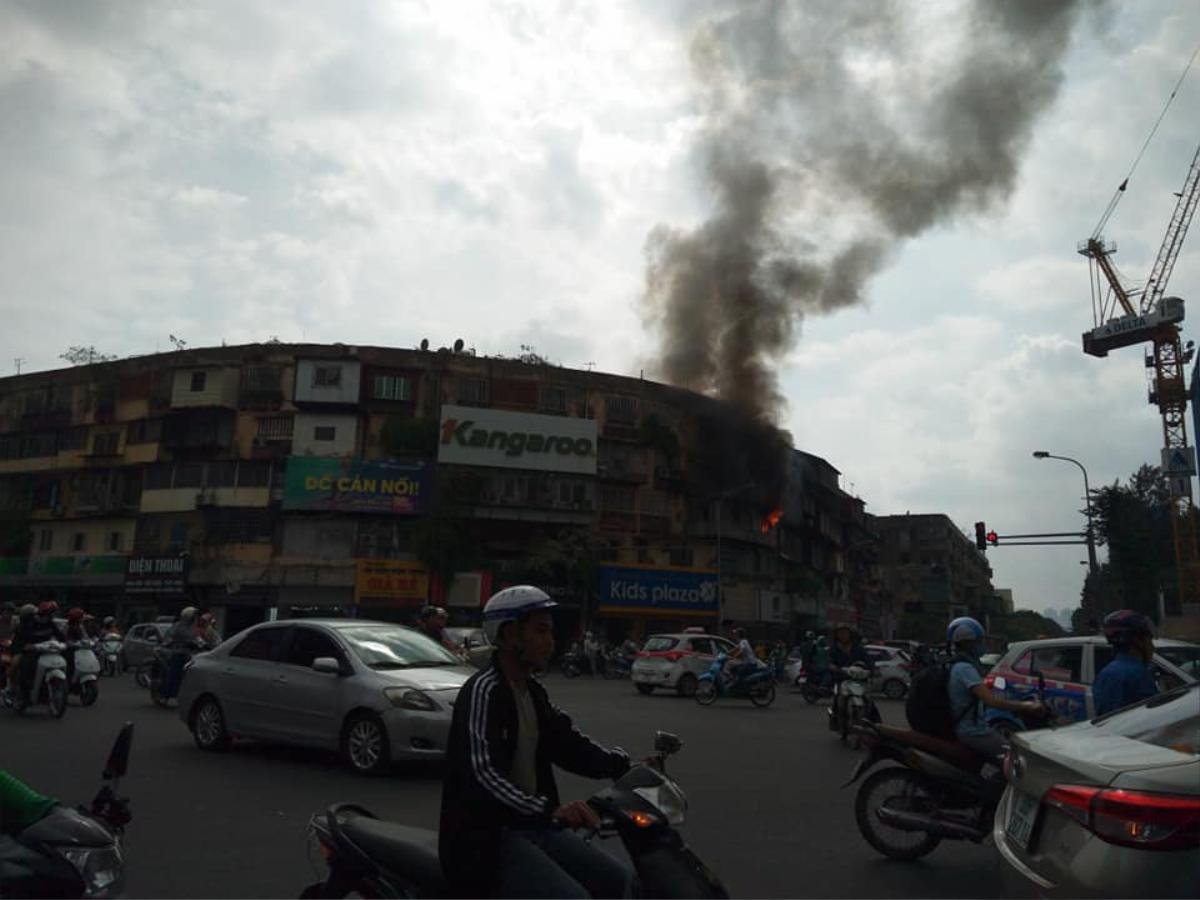 Cháy lớn khu chuồng cọp nhà tập thể, nhiều người dân hoảng hốt tháo chạy ra ngoài Ảnh 1