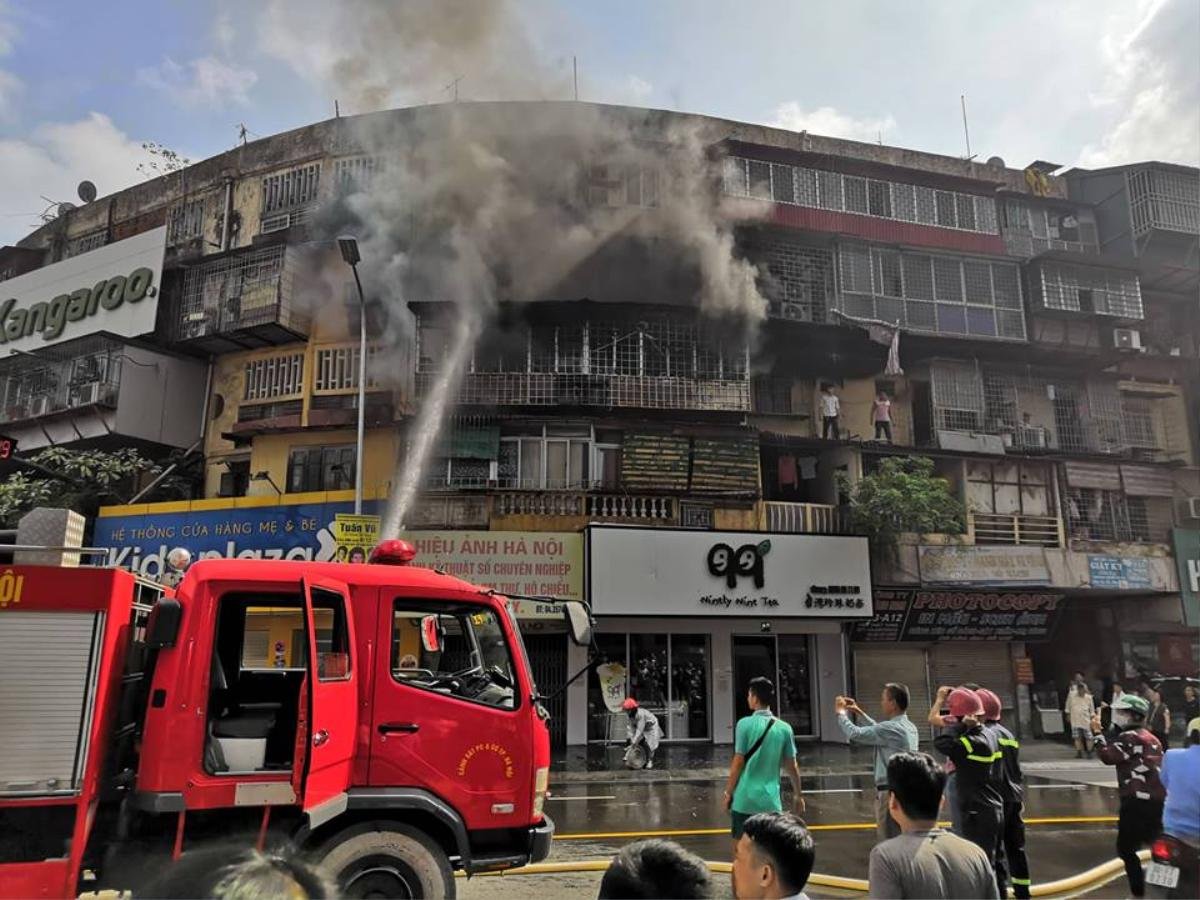 Cháy lớn khu chuồng cọp nhà tập thể, nhiều người dân hoảng hốt tháo chạy ra ngoài Ảnh 3