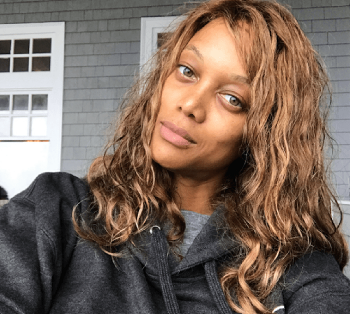 Fan sốc nặng khi Tyra Banks để mặt mộc xập xệ già nua ra phố Ảnh 4