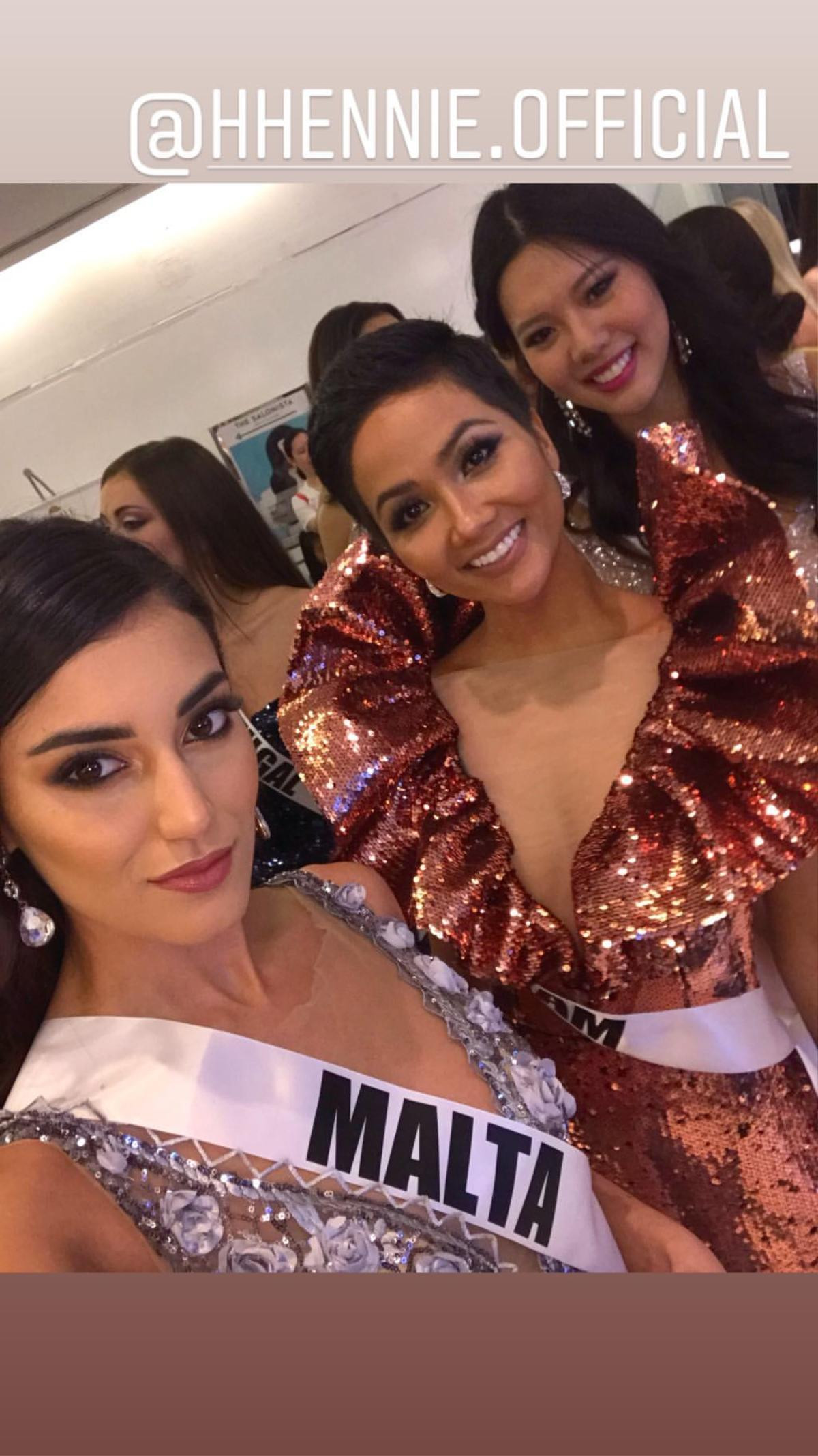 H’Hen Niê ‘chặt chém’ với trang phục 'nổi bần bật, khiến các thí sinh Miss Universe 2018 phải trầm trồ Ảnh 2