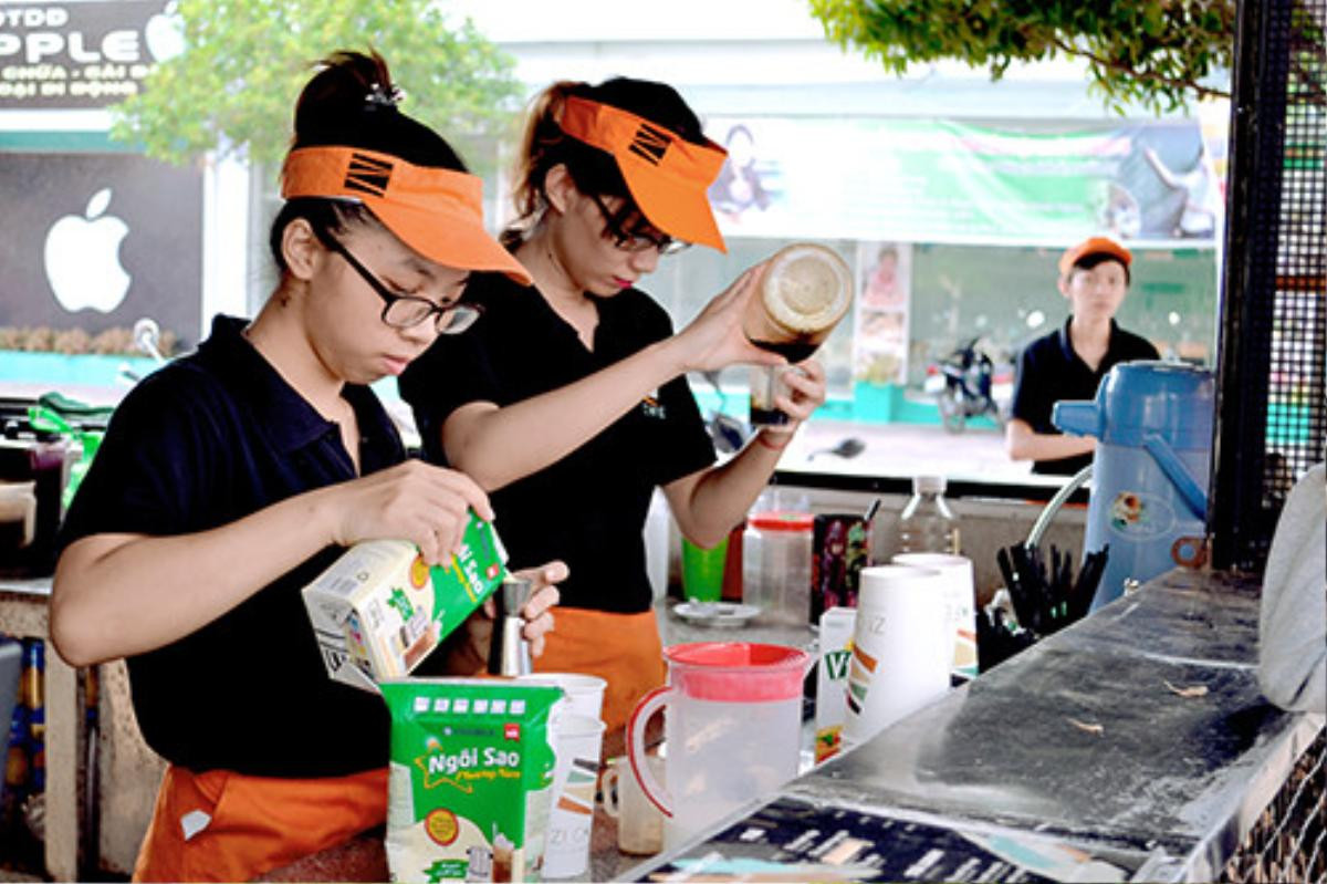 Sinh viên đi làm thêm tại các quán cafe