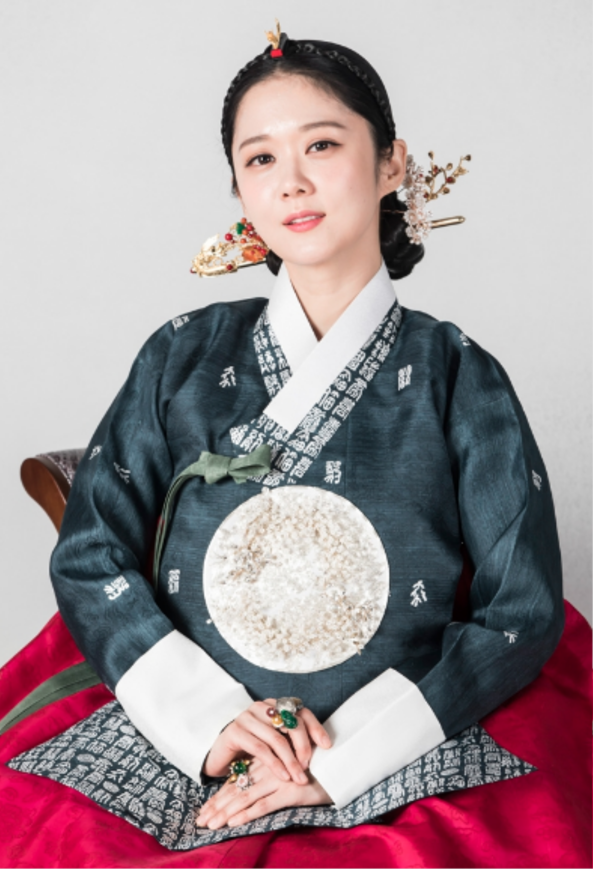 Jang Nara mặc chiếc đầm màu trắng ngây thơ để chiếm được trái tim Hoàng đế trong 'The Last Empress' Ảnh 1