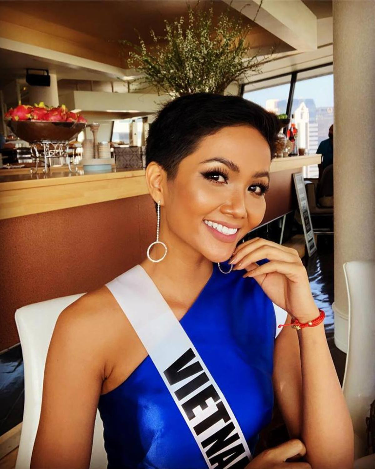 H'Hen Niê xứng danh 'giáo sư ngoại ngữ' tại Miss Universe 2018 khi dạy Hoa hậu Mỹ hát cả… tiếng Ê Đê Ảnh 1