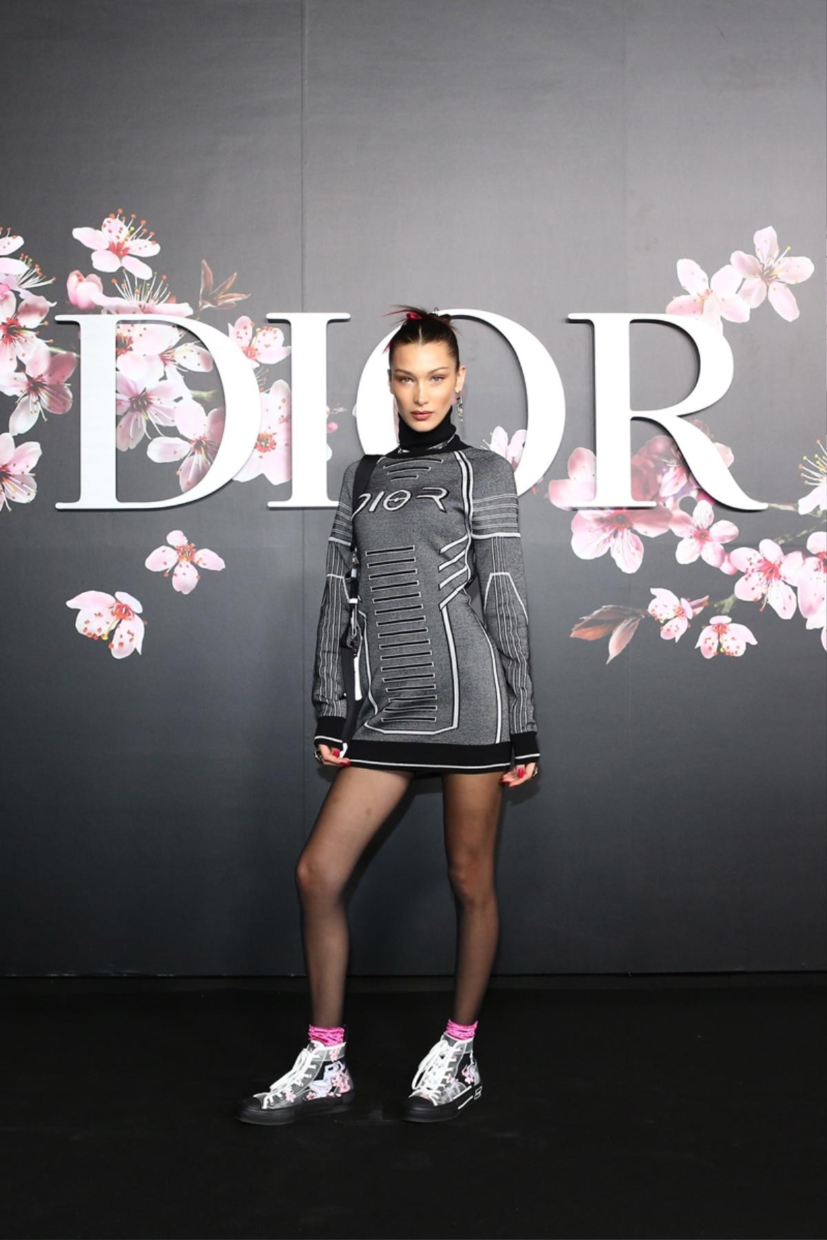 Bella Hadid  - Kate Moss chị chị em em 'chặt đẹp' trong show Dior Homme Ảnh 1