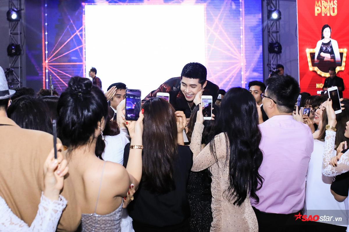 'Hồn nhiên' để fan nựng má, selfie trên sân khấu, còn ai đáng yêu hơn Noo Phước Thịnh! Ảnh 3