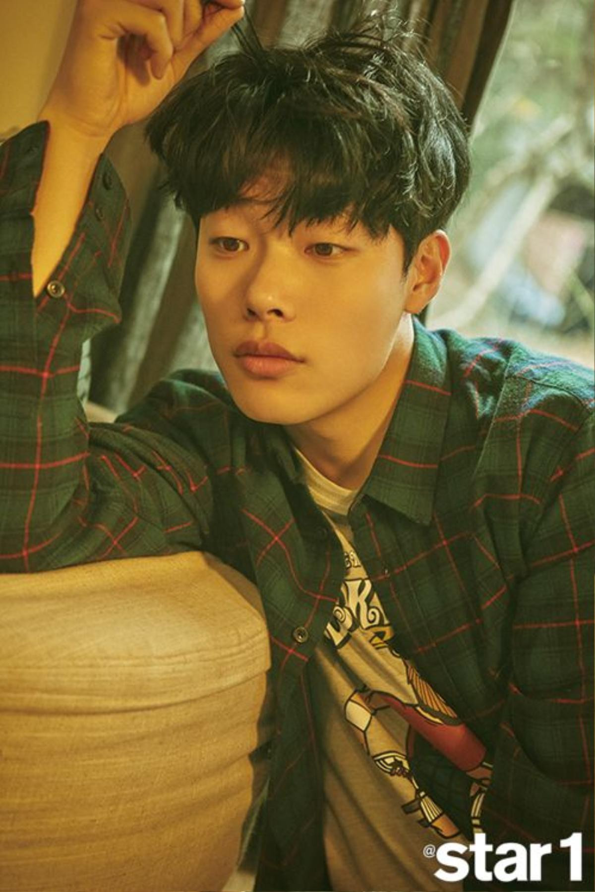 Ryu Junyeol là fanboy của BTS - Jung Hae In có anh em thất lạc? Ảnh 4