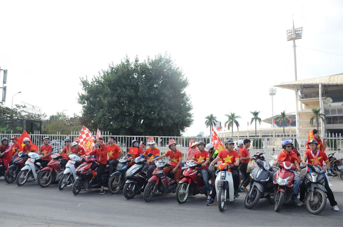 Vượt hơn 1000km, chàng trai 26 tuổi cắt tóc 'chất hết nấc' in hình HLV Park Hang-seo cổ vũ động tuyển Việt Nam Ảnh 2