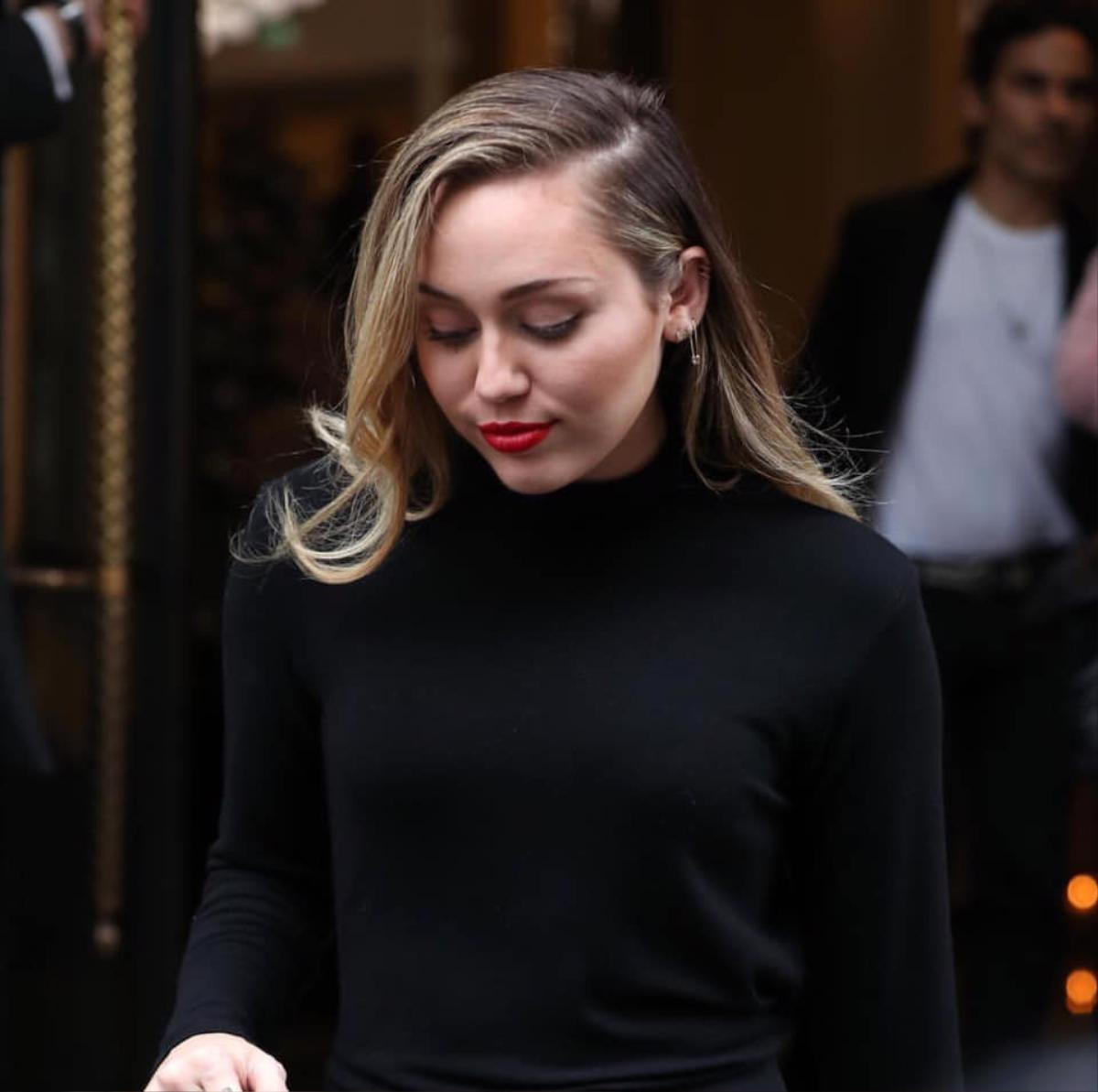 Nhìn Miley Cyrus sải bước thần thái trên đường phố London thế này có ai nghĩ cô nàng vừa bị 'mất nhà'? Ảnh 8