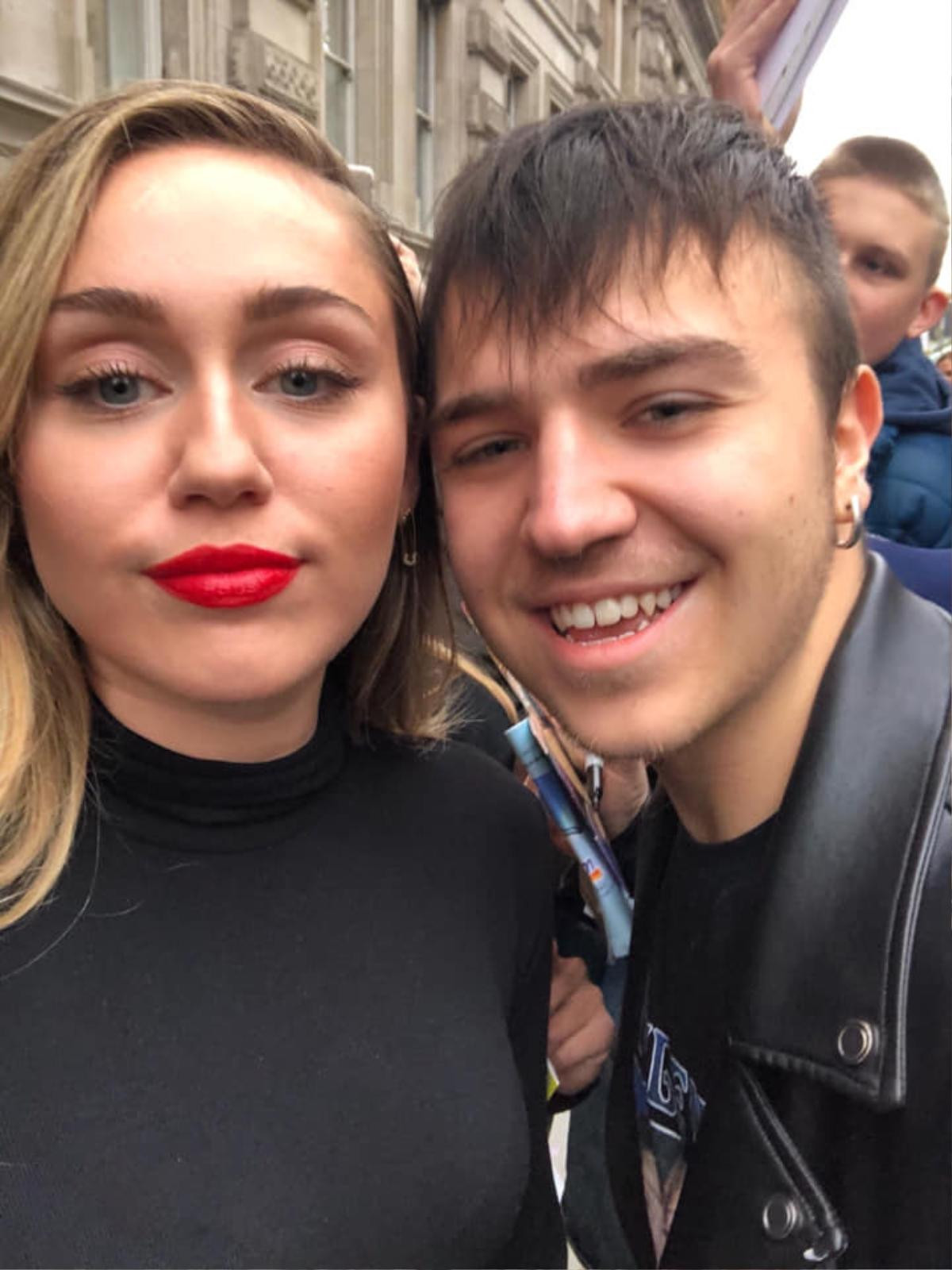 Nhìn Miley Cyrus sải bước thần thái trên đường phố London thế này có ai nghĩ cô nàng vừa bị 'mất nhà'? Ảnh 9