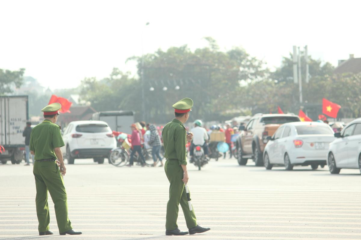 Hà Nội tung hàng nghìn cảnh sát chốt chặn, giữ an ninh trận bán kết lượt về Việt Nam - Philippines Ảnh 12