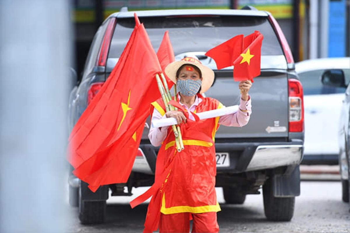 Trước giờ bóng lăn, người dân háo hức rủ nhau đi cổ vũ, cờ đỏ sao vàng tràn ngập phố phường Ảnh 6