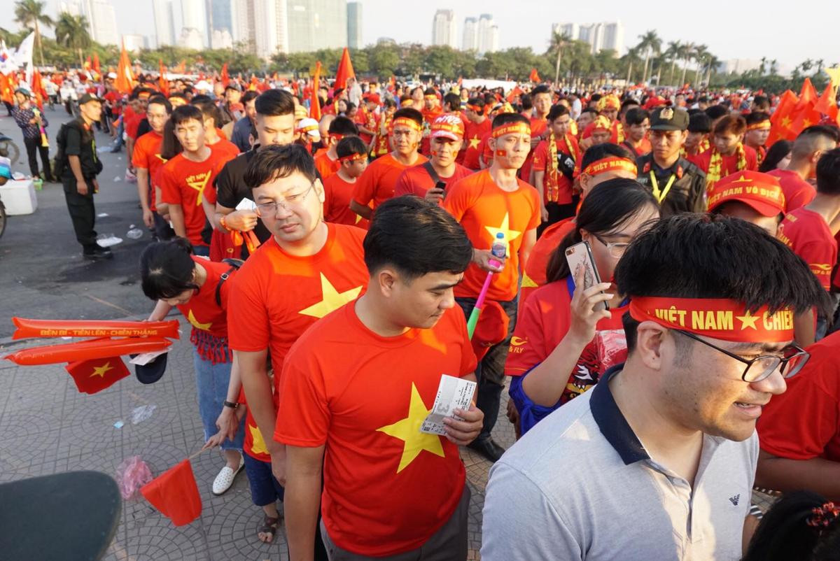 Cổ động viên khuyết tật đi xe lăn vượt quãng đường hơn 40km: 'Tôi tin tưởng đội tuyển Việt Nam sẽ giành chiến thắng' Ảnh 1