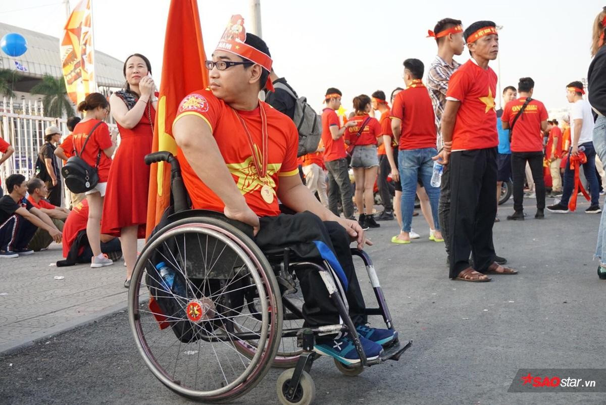 Cổ động viên khuyết tật đi xe lăn vượt quãng đường hơn 40km: 'Tôi tin tưởng đội tuyển Việt Nam sẽ giành chiến thắng' Ảnh 4