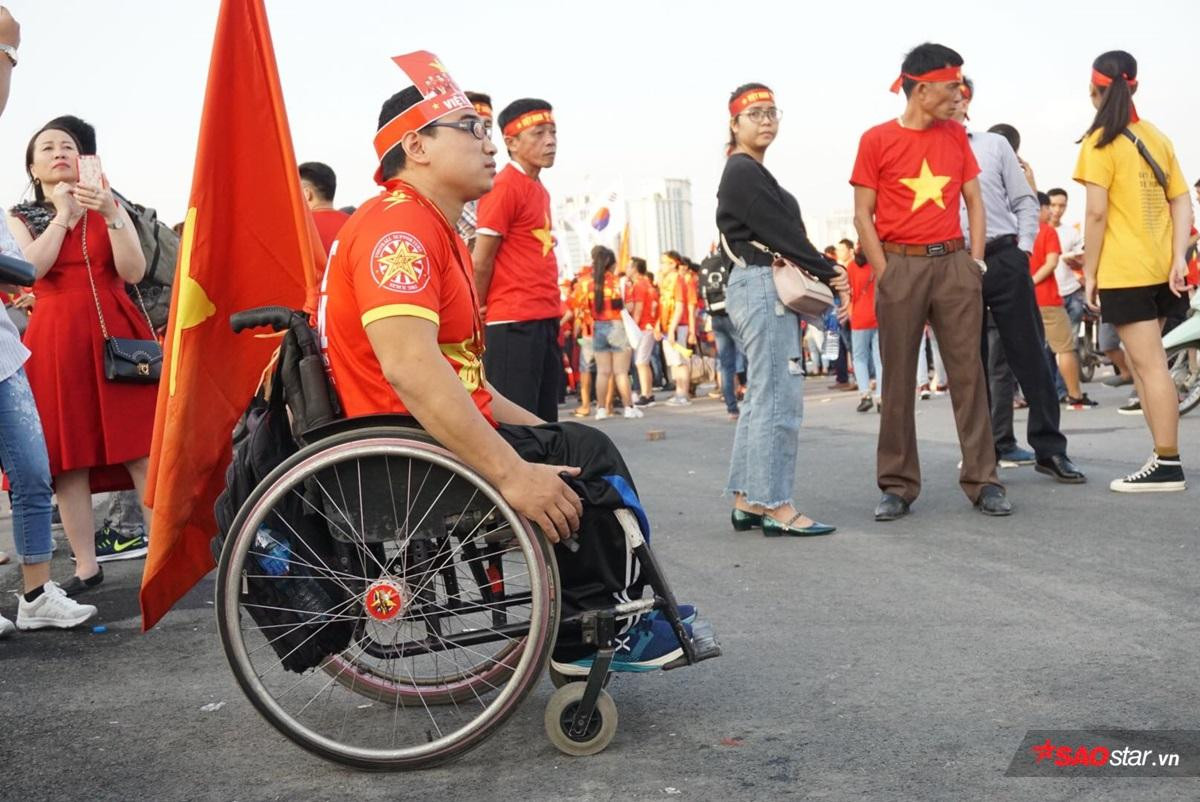 Cổ động viên khuyết tật đi xe lăn vượt quãng đường hơn 40km: 'Tôi tin tưởng đội tuyển Việt Nam sẽ giành chiến thắng' Ảnh 5