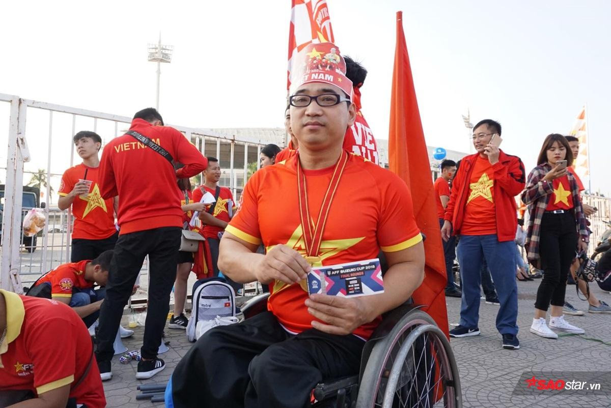 Cổ động viên khuyết tật đi xe lăn vượt quãng đường hơn 40km: 'Tôi tin tưởng đội tuyển Việt Nam sẽ giành chiến thắng' Ảnh 2