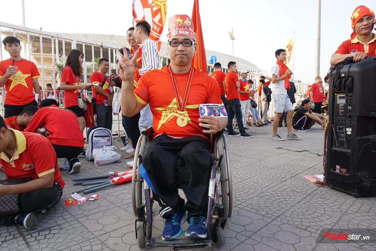 Cổ động viên khuyết tật đi xe lăn vượt quãng đường hơn 40km: 'Tôi tin tưởng đội tuyển Việt Nam sẽ giành chiến thắng' Ảnh 3