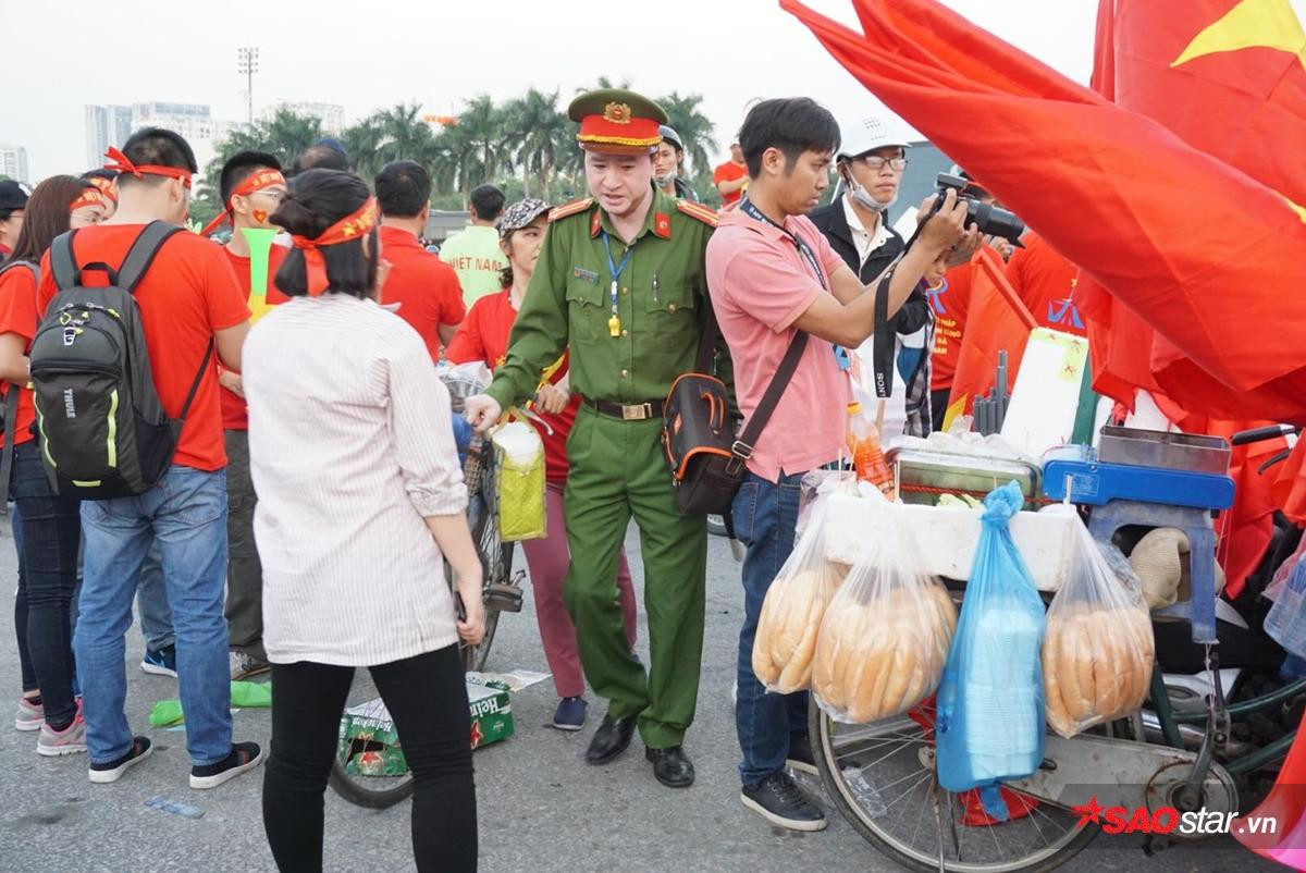 Lực lượng chức năng ra quân 'dẹp loạn' xe bán hàng rong trước cổng SVĐ Mỹ Đình Ảnh 6