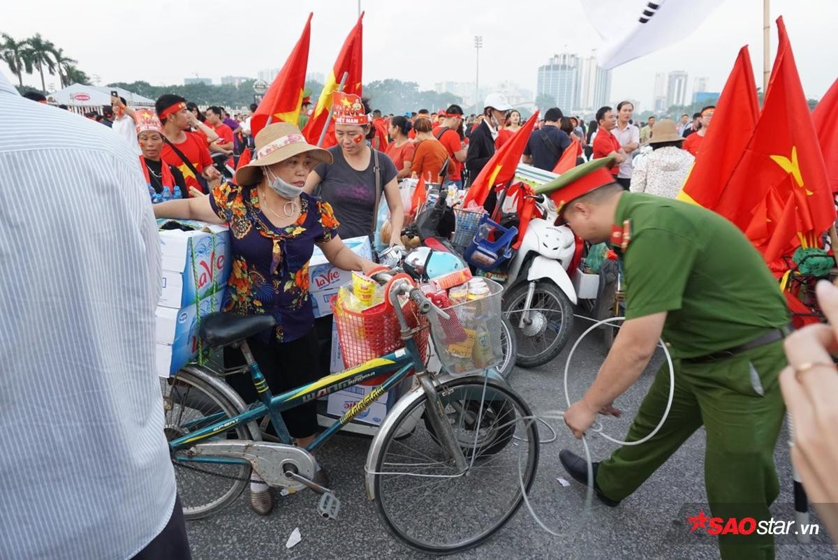 Lực lượng chức năng ra quân 'dẹp loạn' xe bán hàng rong trước cổng SVĐ Mỹ Đình Ảnh 1