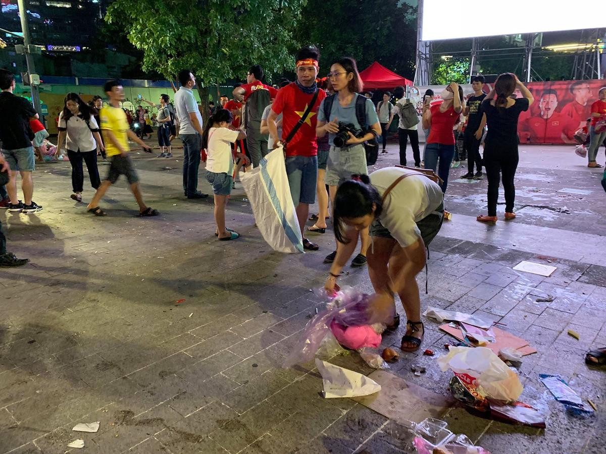 Hành động đẹp nhất đêm nay: Bạn trẻ Sài Gòn nán lại dọn rác Phố đi bộ sau khi đội tuyển Việt Nam vỡ oà chiến thắng Ảnh 5